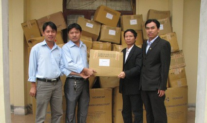 Đoàn Công ty Dược phẩm Hậu Giang trao quà cho nhân dân vùng lũ Hà Tĩnh