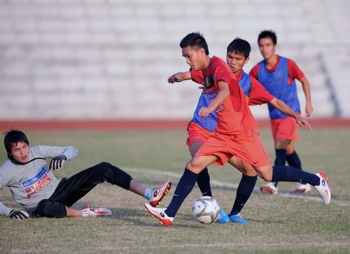 Thủ môn dự bị Khoa Điển (trái) đối phó với đồng đội trong buổi tập