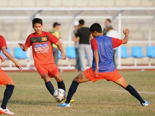 Ông Hùng dặn dò kỹ các học trò