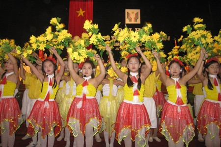 Thiếu niên, nhi đồng biểu diễn văn nghệ chào mừng Đại hội