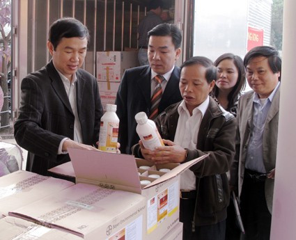 Lãnh đạo Viện VSDT trung ương trao hoá chất cho ngành y tế Hà Tĩnh...