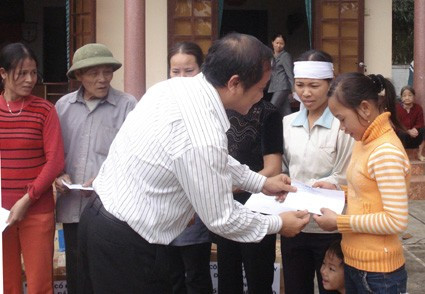 Tổng Biên tập Báo Đồng Nai Trần Huy Thanh tặng quà nhân dân xã Phú Phong (Hương Khê)