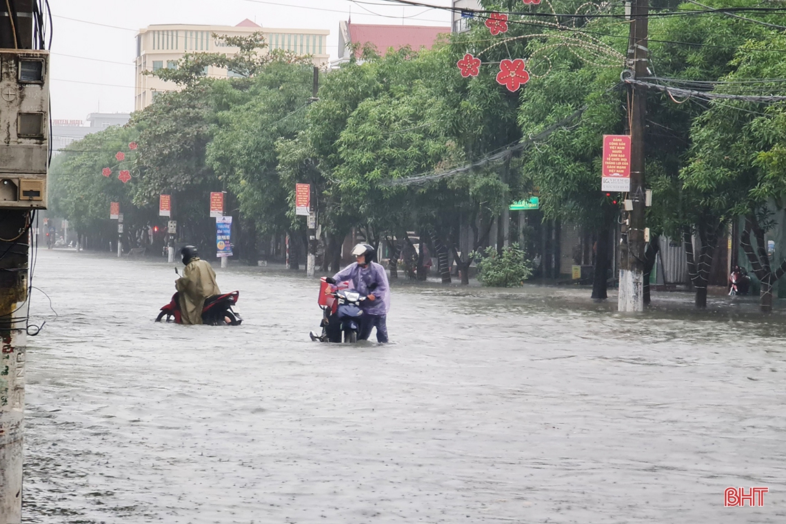 Mưa xối xả, nhiều tuyến phố Hà Tĩnh lại ngập sâu