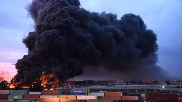 Cháy nhà máy hóa chất, thành phố Melbourne chìm trong khói độc