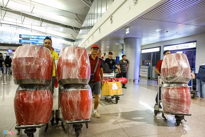 Người hâm mộ ùn ùn đi “tiếp lửa” cho Olympic Việt Nam