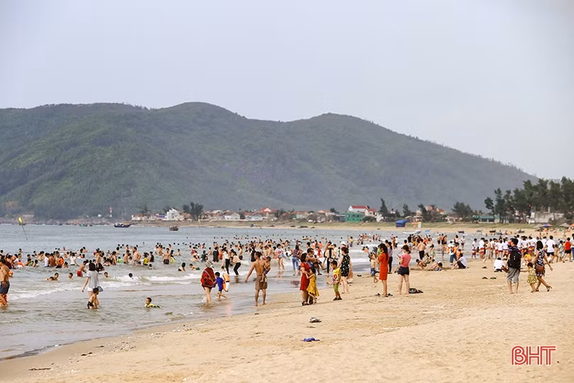 Biển Hà Tĩnh tấp nập du khách đến nghỉ lễ Quốc khánh