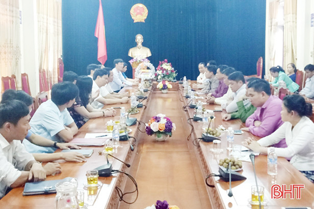 Lãnh đạo huyện Khăm Cợt chúc mừng huyện Hương Sơn nhân ngày Quốc khánh