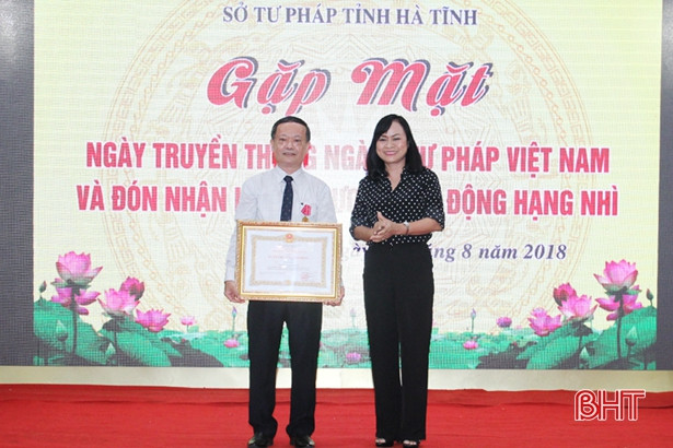 Sở Tư pháp Hà Tĩnh đón nhận Huân chương Lao động hạng nhì