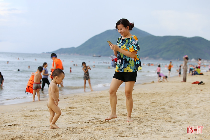 Biển Hà Tĩnh tấp nập du khách đến nghỉ lễ Quốc khánh