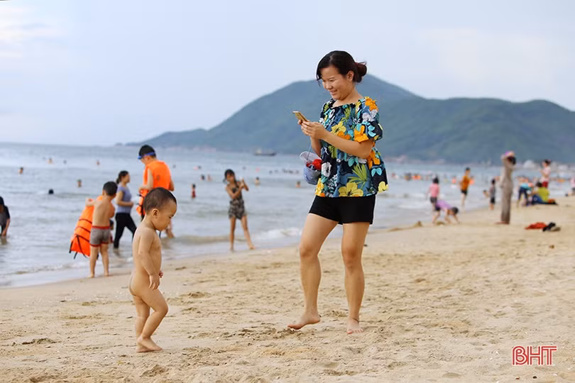 Biển Hà Tĩnh tấp nập du khách đến nghỉ lễ Quốc khánh