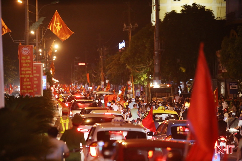 Người dân Hà Tĩnh xuống đường mừng chiến thắng lịch sử của Olympic Việt Nam