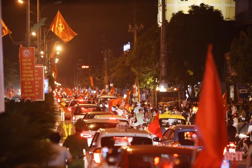 Người dân Hà Tĩnh xuống đường mừng chiến thắng lịch sử của Olympic Việt Nam