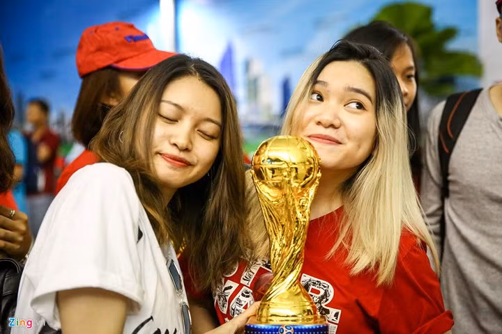 Người hâm mộ ùn ùn đi “tiếp lửa” cho Olympic Việt Nam