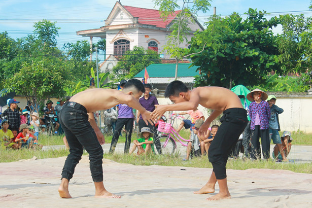 Sôi động sới vật Thuần Thiện mừng ngày Quốc khánh