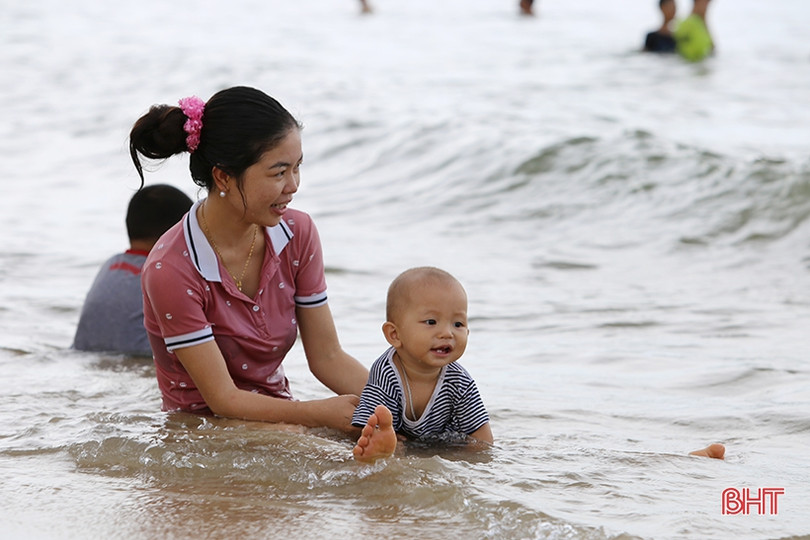 Biển Hà Tĩnh tấp nập du khách đến nghỉ lễ Quốc khánh