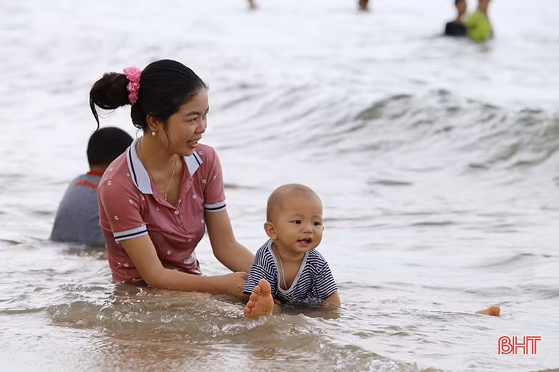 Biển Hà Tĩnh tấp nập du khách đến nghỉ lễ Quốc khánh