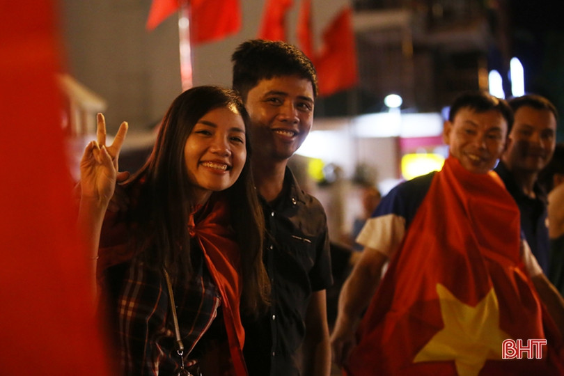 Người dân Hà Tĩnh xuống đường mừng chiến thắng lịch sử của Olympic Việt Nam