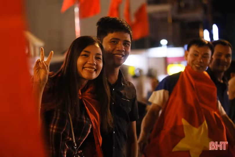 Người dân Hà Tĩnh xuống đường mừng chiến thắng lịch sử của Olympic Việt Nam
