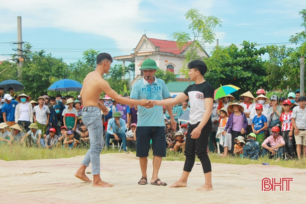 Sôi động sới vật Thuần Thiện mừng ngày Quốc khánh
