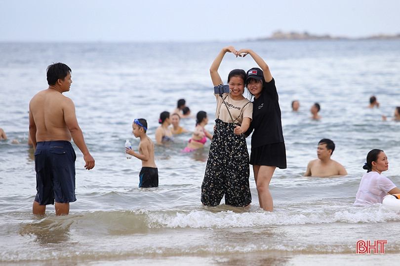 Biển Hà Tĩnh tấp nập du khách đến nghỉ lễ Quốc khánh