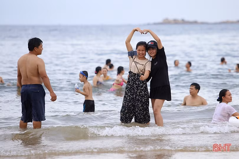 Biển Hà Tĩnh tấp nập du khách đến nghỉ lễ Quốc khánh