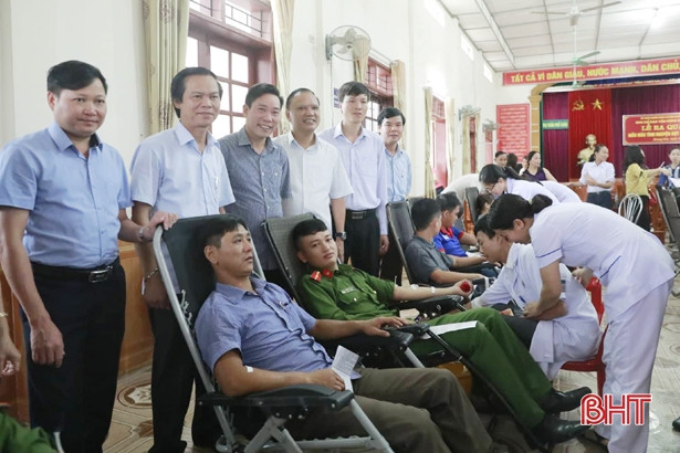Hơn 900 CBCNVC huyện Hương Sơn tham gia ngày hội hiến máu