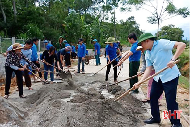 Huyện miền núi Hương Sơn vượt kế hoạch làm GTNT