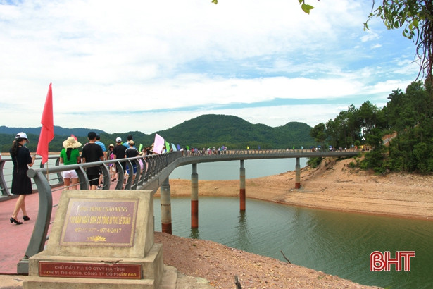 Gần 1.000 lượt khách thăm viếng Đền thờ cố Tổng Bí thư Lê Duẩn