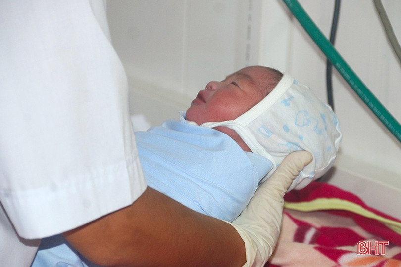 Em bé Hà Tĩnh sinh ngày 2/9 được đặt tên Quốc Khánh