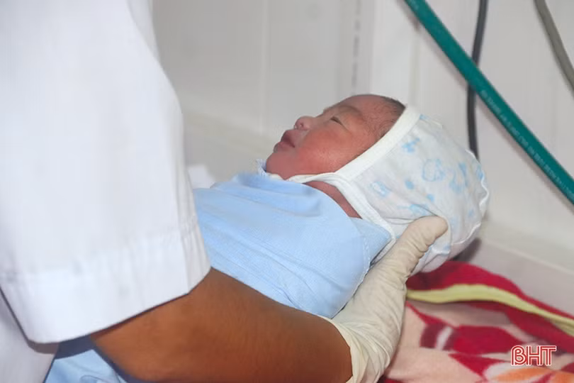 Em bé Hà Tĩnh sinh ngày 2/9 được đặt tên Quốc Khánh