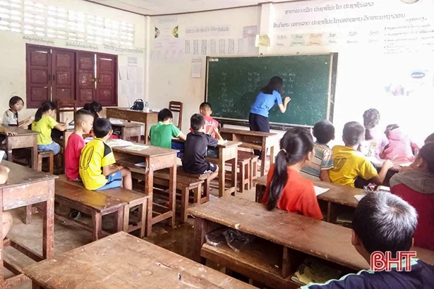 Niềm vui của tình nguyện viên Hà Tĩnh “gieo” chữ Việt trên đất bạn Lào