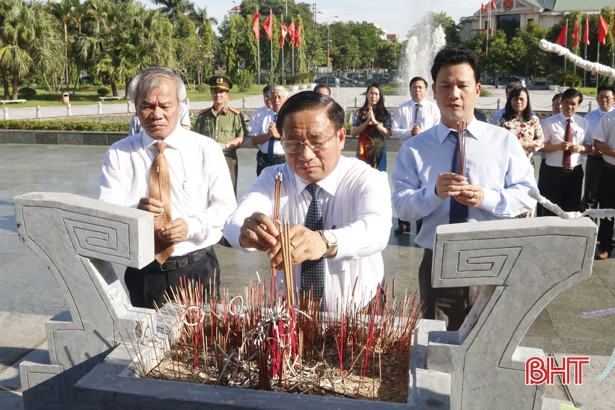 Lãnh đạo Hà Tĩnh dâng hương tưởng niệm Chủ tịch Hồ Chí Minh nhân dịp Quốc khánh 2/9