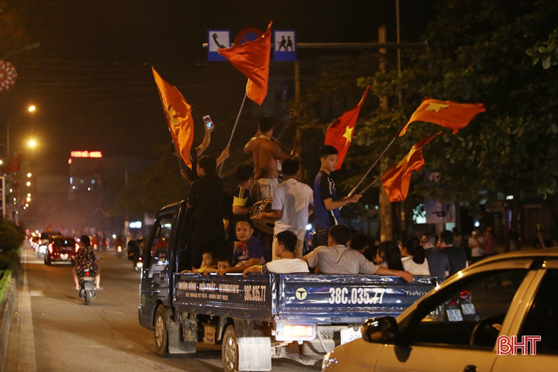 Người dân Hà Tĩnh xuống đường mừng chiến thắng lịch sử của Olympic Việt Nam