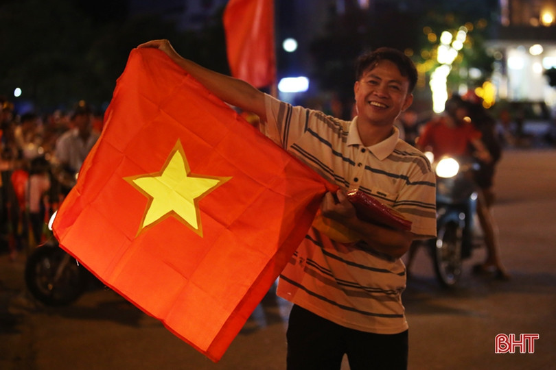 Người dân Hà Tĩnh xuống đường mừng chiến thắng lịch sử của Olympic Việt Nam