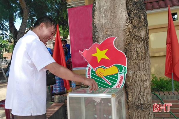 Rửa xe gây quỹ ủng hộ học sinh nghèo vào năm học mới