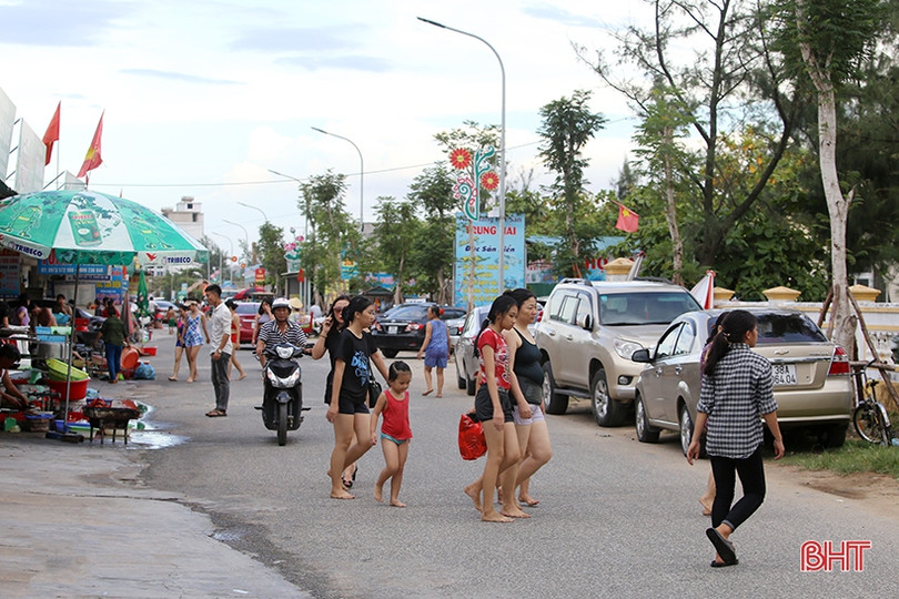 Biển Hà Tĩnh tấp nập du khách đến nghỉ lễ Quốc khánh