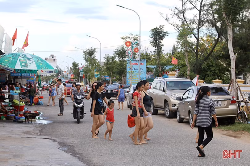 Biển Hà Tĩnh tấp nập du khách đến nghỉ lễ Quốc khánh