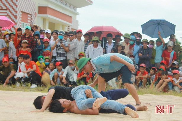 Sôi động sới vật Thuần Thiện mừng ngày Quốc khánh