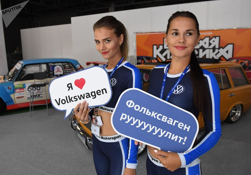 Những bóng hồng khoe sắc tại triển lãm ôtô quốc tế Moscow 2018