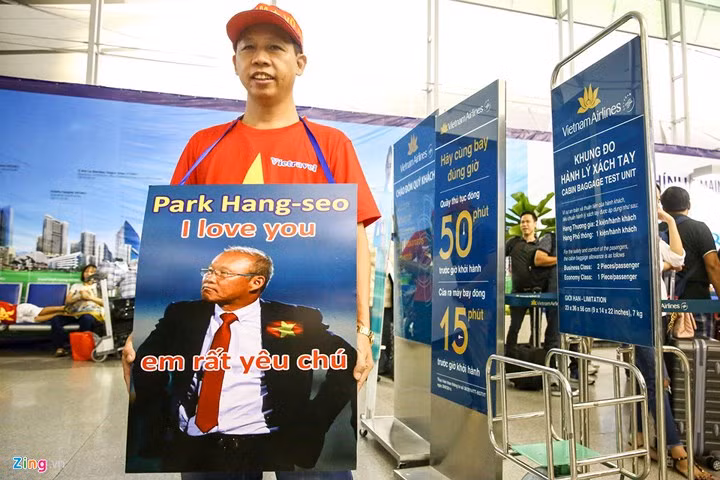 Người hâm mộ ùn ùn đi “tiếp lửa” cho Olympic Việt Nam