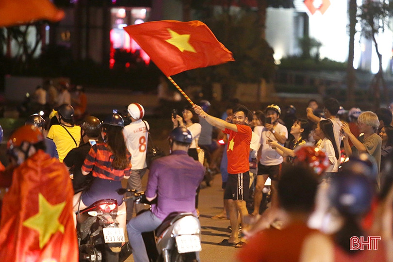 Người dân Hà Tĩnh xuống đường mừng chiến thắng lịch sử của Olympic Việt Nam