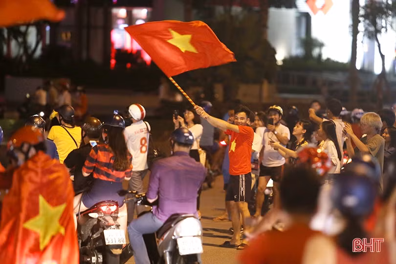 Người dân Hà Tĩnh xuống đường mừng chiến thắng lịch sử của Olympic Việt Nam