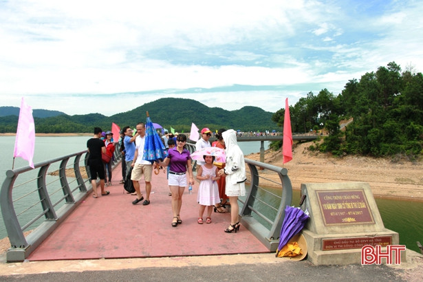 Gần 1.000 lượt khách thăm viếng Đền thờ cố Tổng Bí thư Lê Duẩn