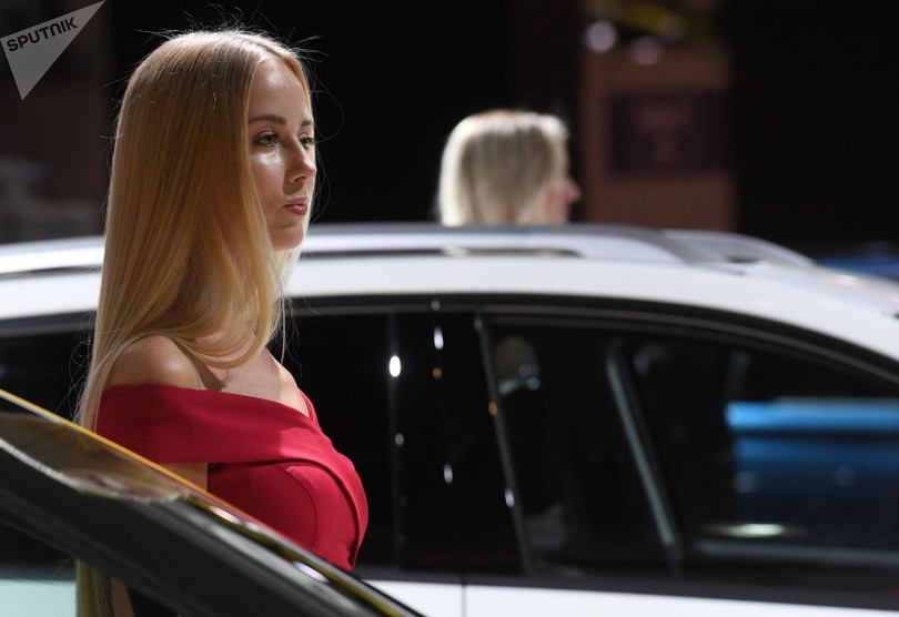 Những bóng hồng khoe sắc tại triển lãm ôtô quốc tế Moscow 2018