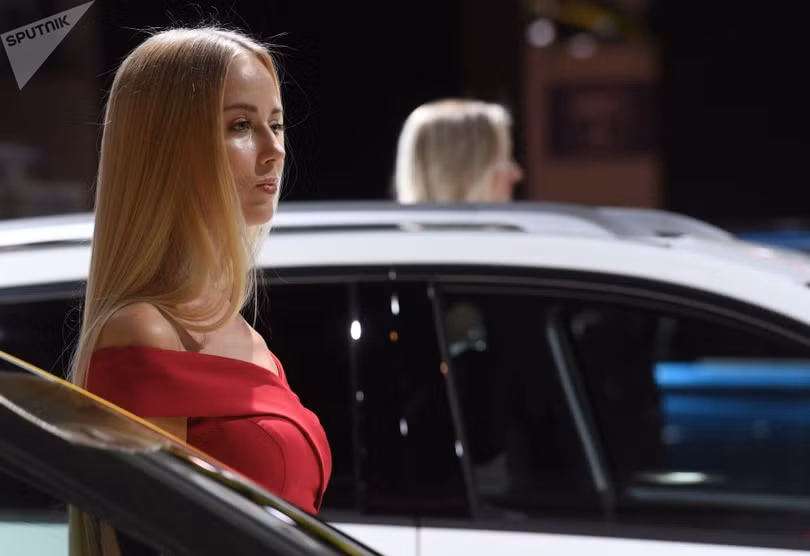 Những bóng hồng khoe sắc tại triển lãm ôtô quốc tế Moscow 2018