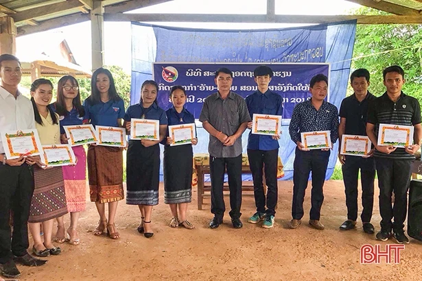 Niềm vui của tình nguyện viên Hà Tĩnh “gieo” chữ Việt trên đất bạn Lào