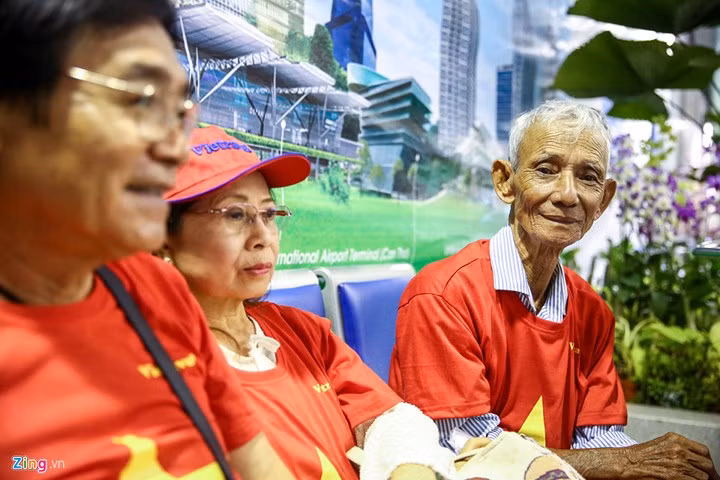 Người hâm mộ ùn ùn đi “tiếp lửa” cho Olympic Việt Nam