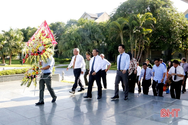 Lãnh đạo Hà Tĩnh dâng hương tưởng niệm Chủ tịch Hồ Chí Minh nhân dịp Quốc khánh 2/9