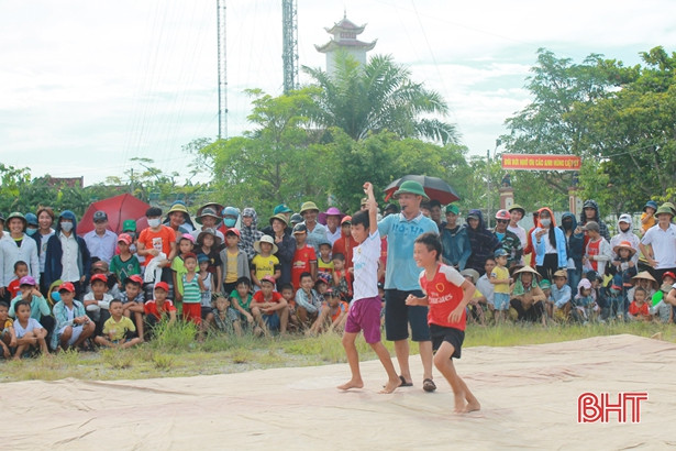 Sôi động sới vật Thuần Thiện mừng ngày Quốc khánh