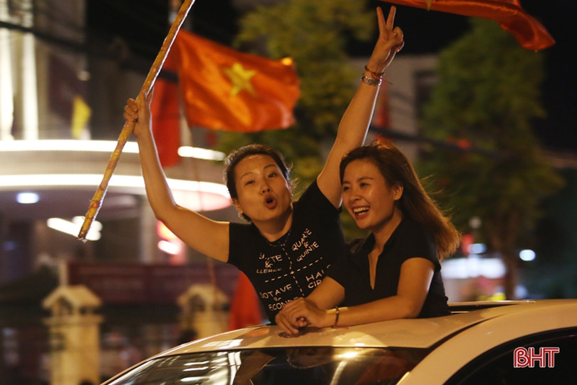 Người dân Hà Tĩnh xuống đường mừng chiến thắng lịch sử của Olympic Việt Nam